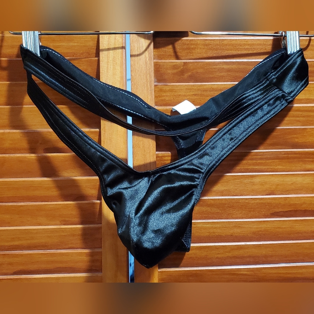 Black pouch thong